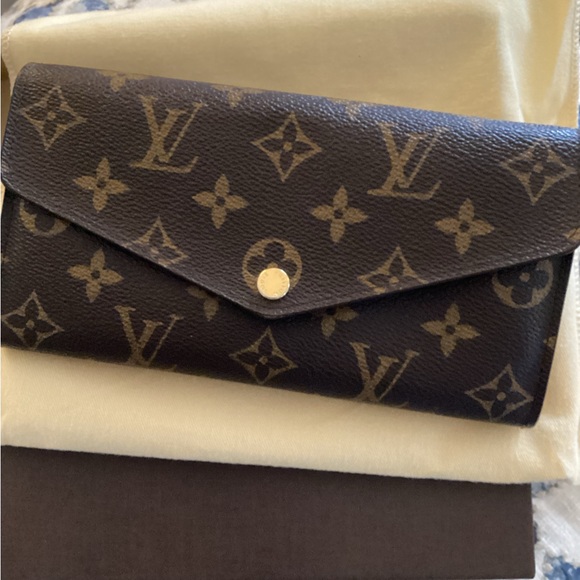 Louis Vuitton Sarah Wallet - Picture 9 of 16